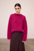Maglione girocollo fucsia oversize misto lana, spalla scena e linea morbida