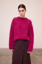 Maglione girocollo fucsia oversize misto lana, spalla scena e linea morbida